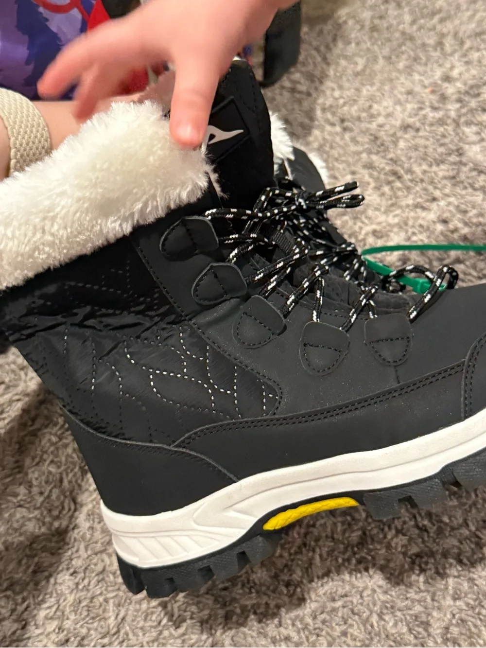 🍇NWOT Women's Black Faux-Fur Winter snow Boots